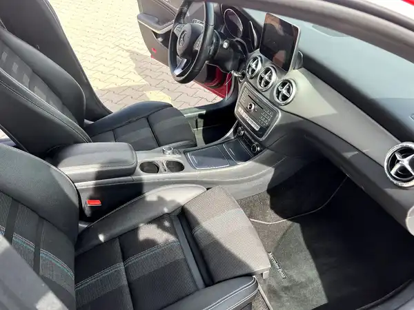 MERCEDES-BENZ CLA (21/28)