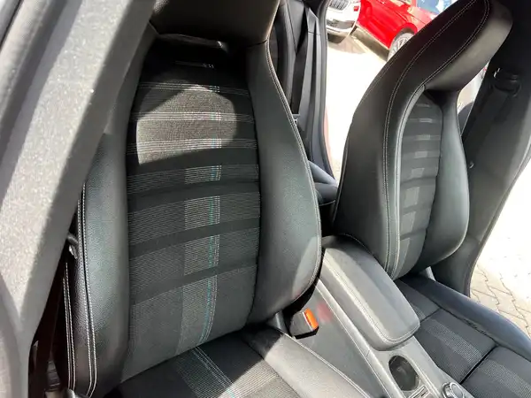 MERCEDES-BENZ CLA (22/28)