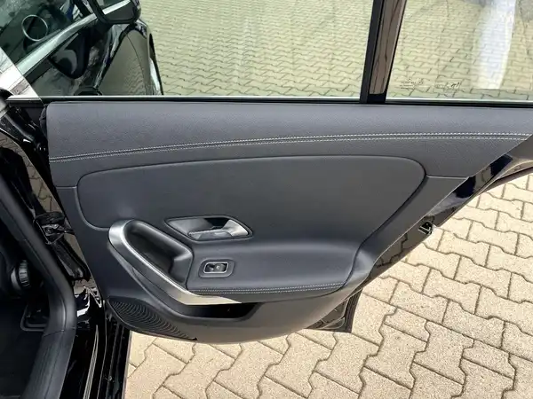 MERCEDES-BENZ CLA (14/27)