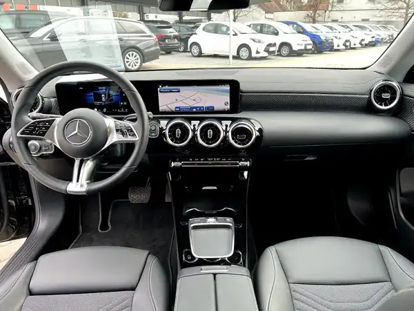 MERCEDES-BENZ CLA (18/27)
