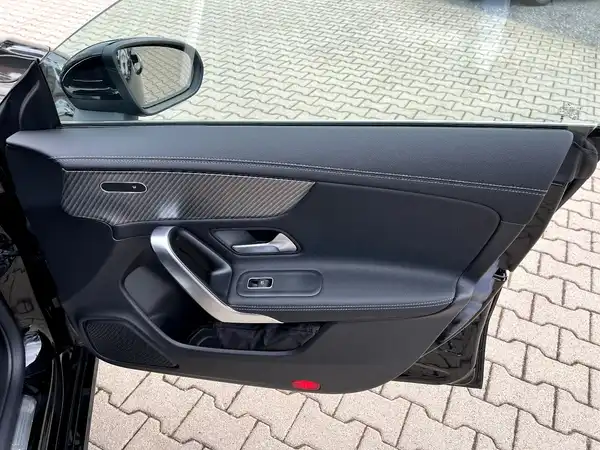 MERCEDES-BENZ CLA (20/27)