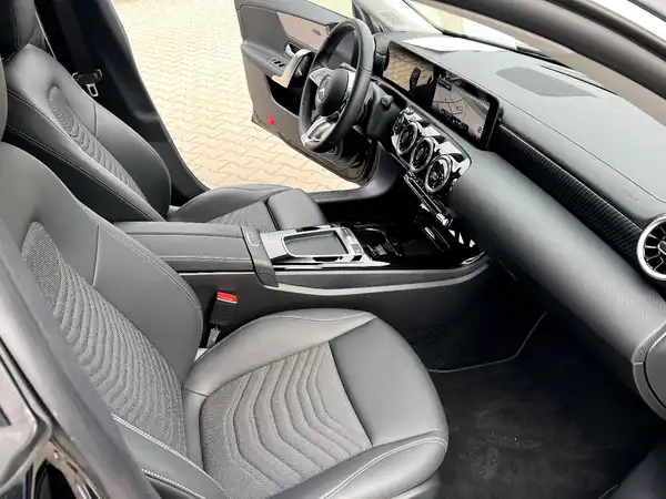 MERCEDES-BENZ CLA (21/27)