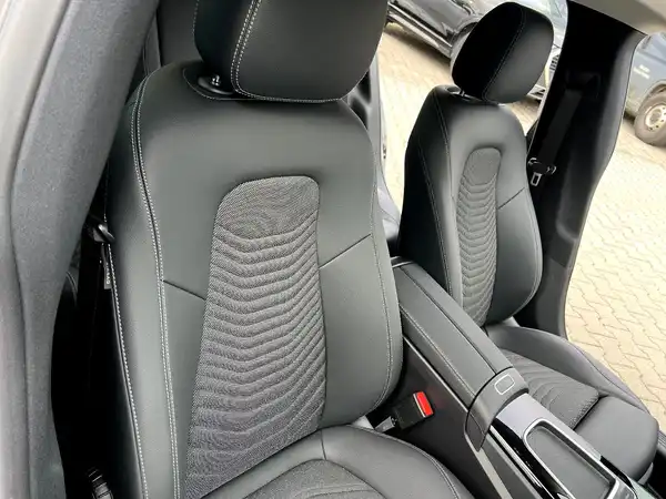 MERCEDES-BENZ CLA (22/27)