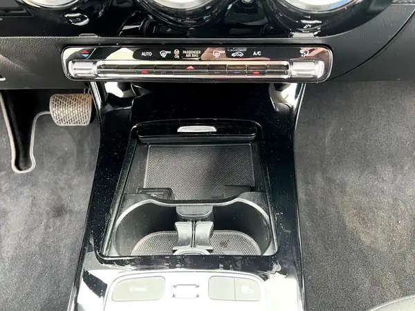 MERCEDES-BENZ CLA (24/27)