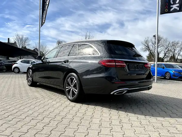 MERCEDES-BENZ E-220 d (2/27)
