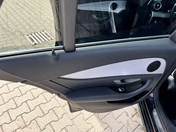 MERCEDES-BENZ E-220 d (12/27)