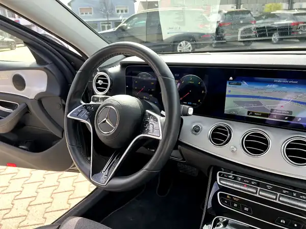MERCEDES-BENZ E-220 d (26/27)