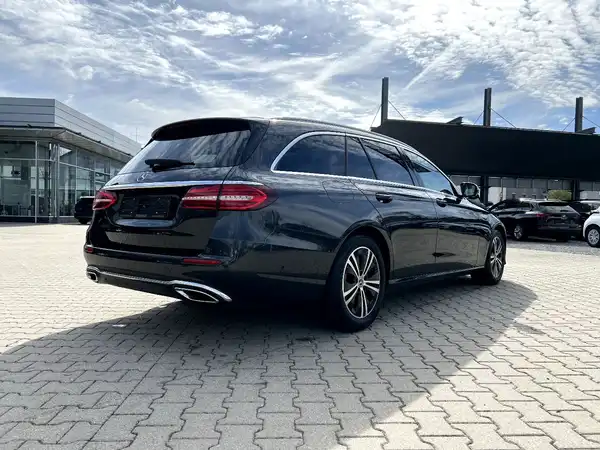 MERCEDES-BENZ E-220 d (4/27)