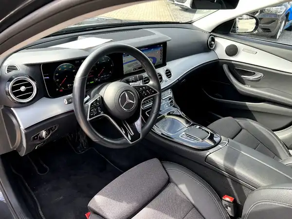 MERCEDES-BENZ E-220 d (10/27)