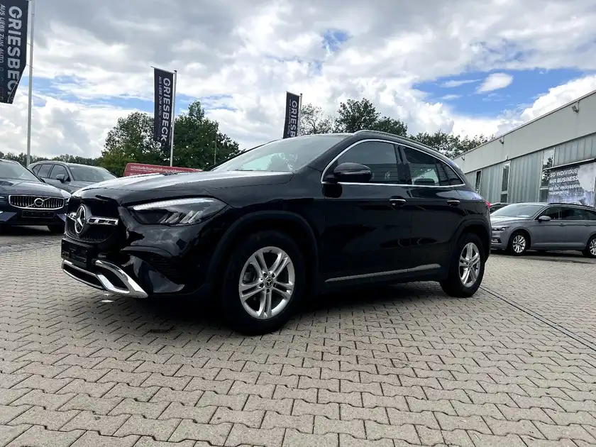 MERCEDES-BENZ GLA 200 (1/27)