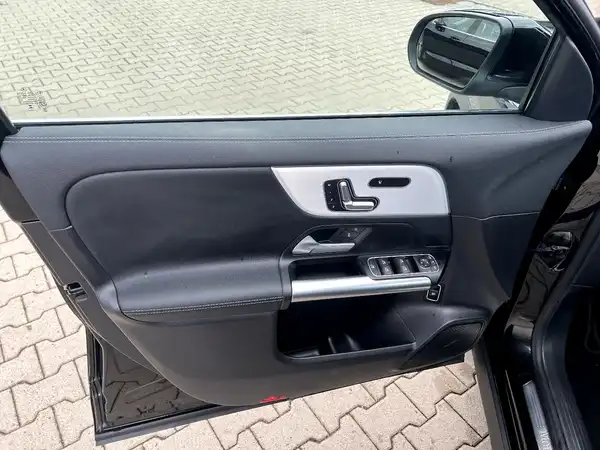 MERCEDES-BENZ GLA 200 (11/27)