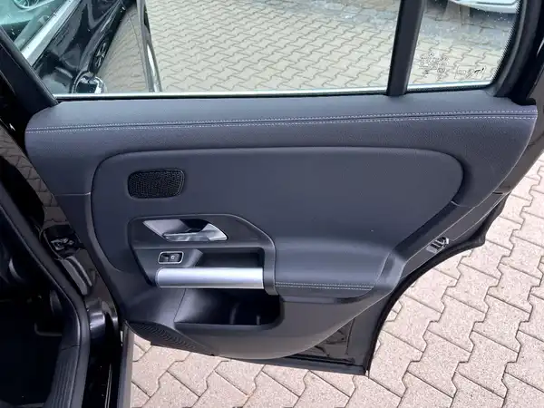MERCEDES-BENZ GLA 200 (15/27)
