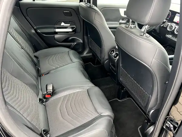 MERCEDES-BENZ GLA 200 (16/27)