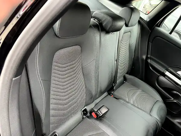 MERCEDES-BENZ GLA 200 (17/27)