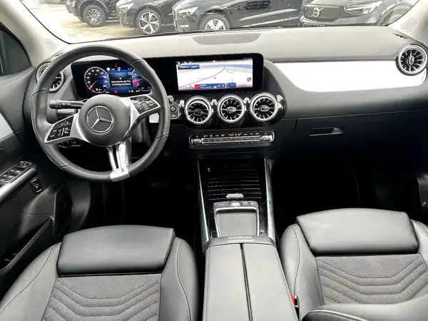 MERCEDES-BENZ GLA 200 (18/27)