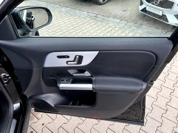 MERCEDES-BENZ GLA 200 (20/27)