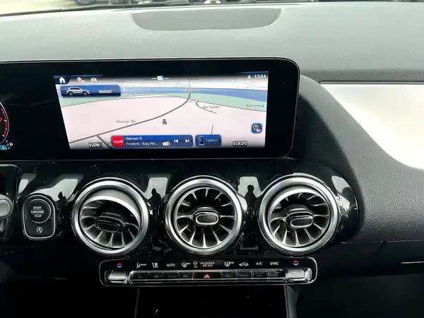 MERCEDES-BENZ GLA 200 (25/27)