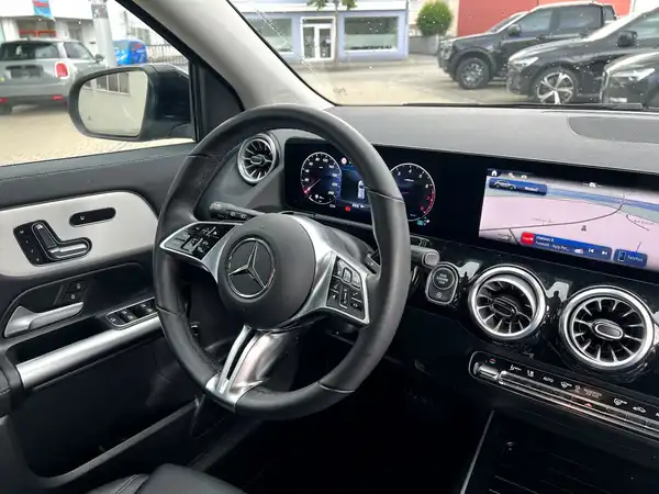 MERCEDES-BENZ GLA 200 (26/27)