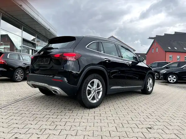 MERCEDES-BENZ GLA 200 (4/27)