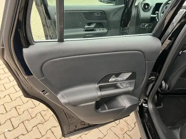 MERCEDES-BENZ GLA 180 (11/25)