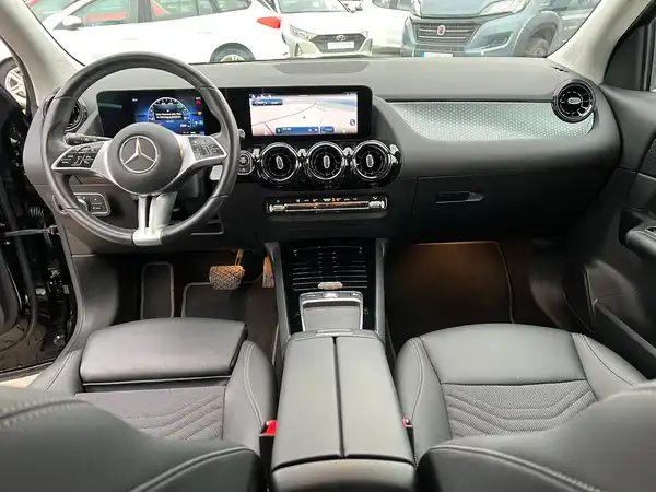 MERCEDES-BENZ GLA 180 (17/25)