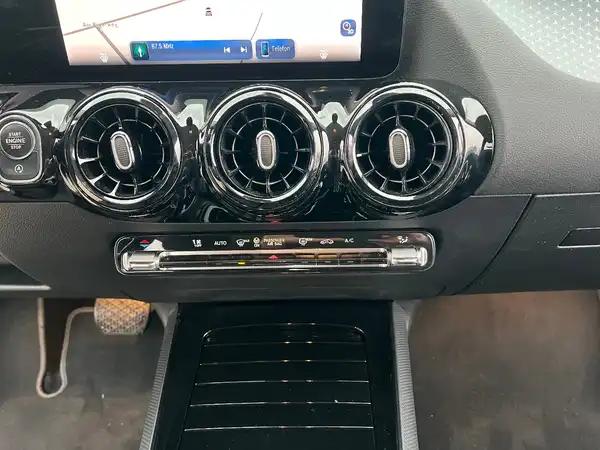 MERCEDES-BENZ GLA 180 (23/25)