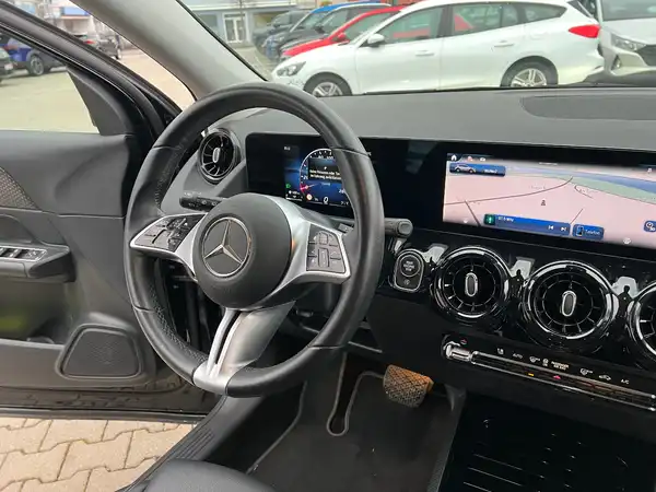 MERCEDES-BENZ GLA 180 (25/25)