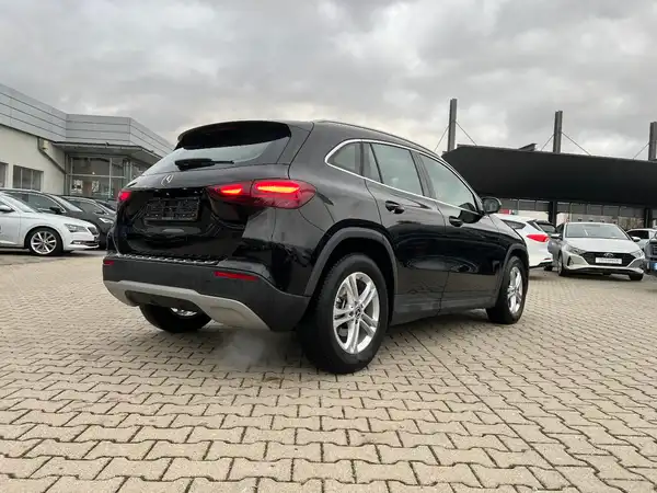 MERCEDES-BENZ GLA 180 (4/25)