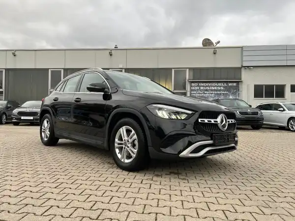 MERCEDES-BENZ GLA 180 (5/25)