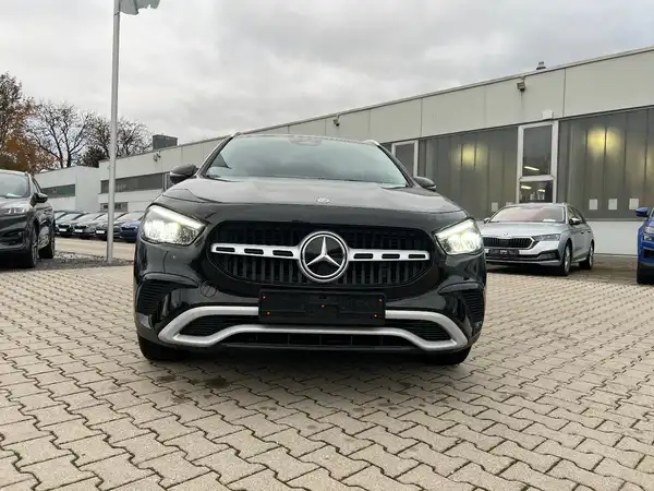 MERCEDES-BENZ GLA 180 (6/25)