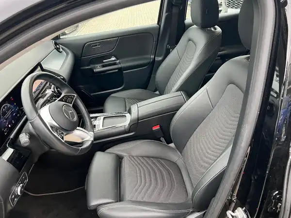 MERCEDES-BENZ GLA 180 (8/25)