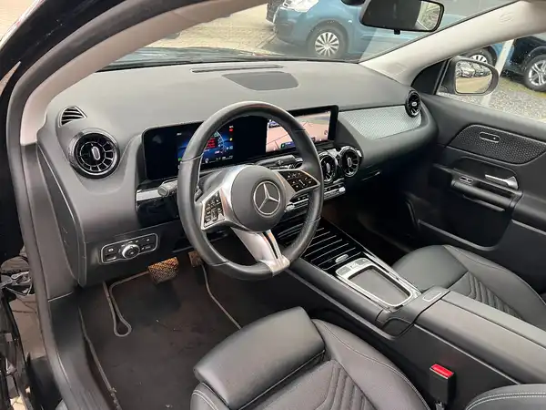 MERCEDES-BENZ GLA 180 (9/25)