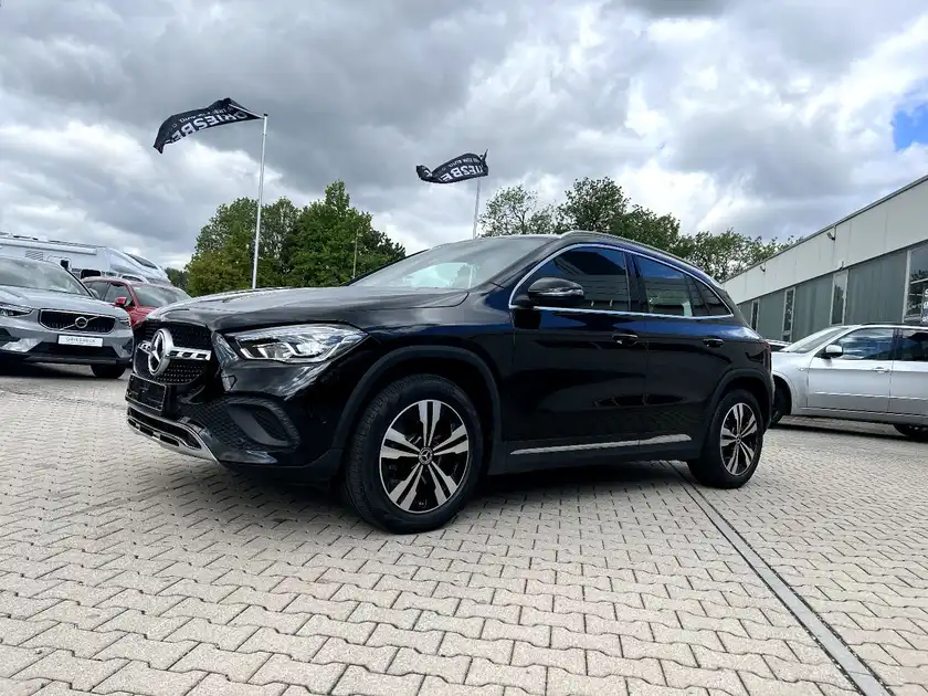MERCEDES-BENZ GLA 200 (1/27)