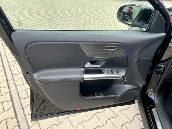 MERCEDES-BENZ GLA 200 (11/27)