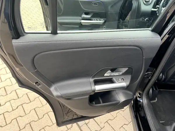 MERCEDES-BENZ GLA 200 (12/27)