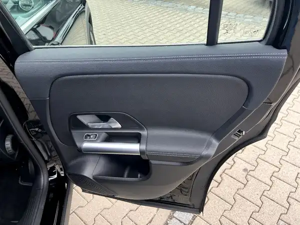 MERCEDES-BENZ GLA 200 (15/27)