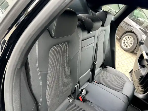 MERCEDES-BENZ GLA 200 (17/27)