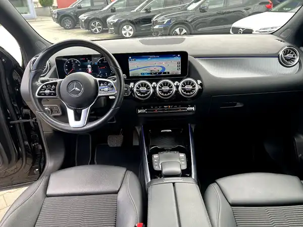 MERCEDES-BENZ GLA 200 (18/27)