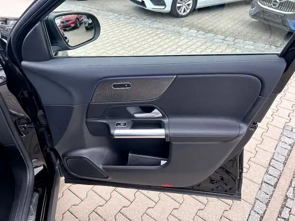 MERCEDES-BENZ GLA 200 (20/27)