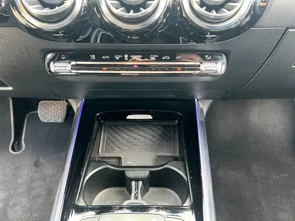 MERCEDES-BENZ GLA 200 (24/27)
