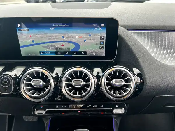 MERCEDES-BENZ GLA 200 (25/27)