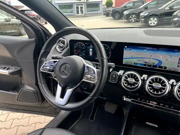 MERCEDES-BENZ GLA 200 (26/27)