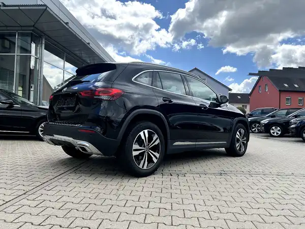 MERCEDES-BENZ GLA 200 (4/27)