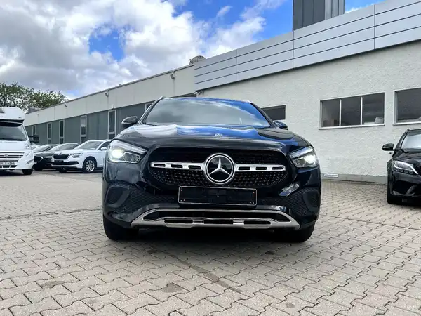 MERCEDES-BENZ GLA 200 (6/27)