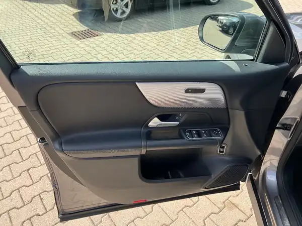 MERCEDES-BENZ GLB 220 (11/28)