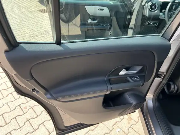 MERCEDES-BENZ GLB 220 (12/28)