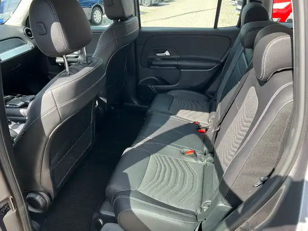 MERCEDES-BENZ GLB 220 (13/28)