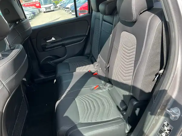 MERCEDES-BENZ GLB 220 (14/28)