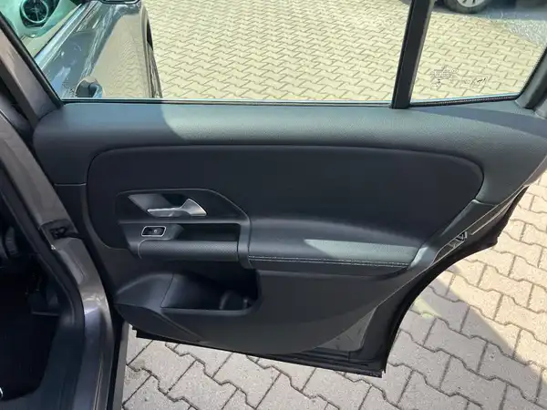 MERCEDES-BENZ GLB 220 (15/28)