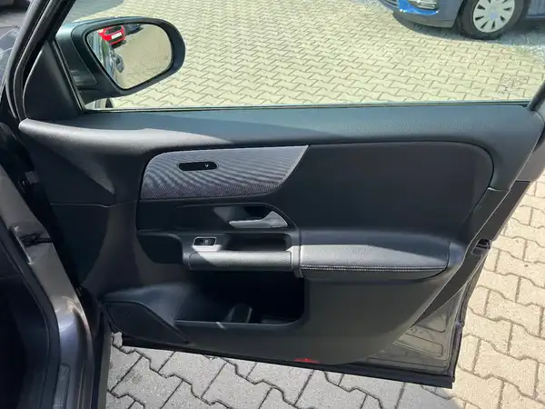 MERCEDES-BENZ GLB 220 (21/28)